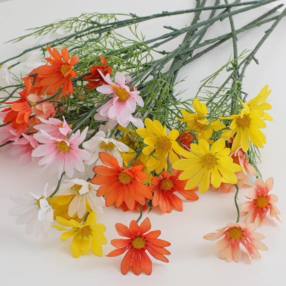 Künstlicher Blumenzweig mit leuchtenden Blüten und zarten Blättern Karnz