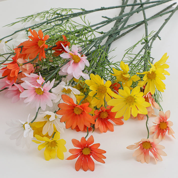Künstlicher Blumenzweig mit leuchtenden Blüten und zarten Blättern Karnz