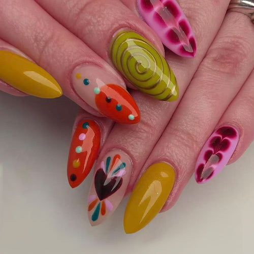 Kunstfingernägel mit Lebendigem Design Karnz