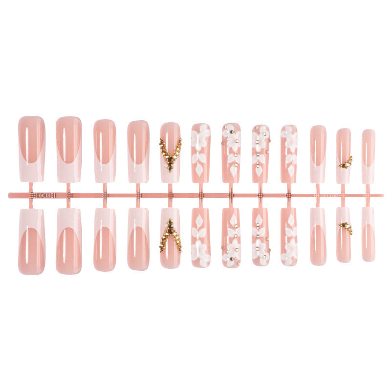 Kunstnagelset mit raffinierten Blüten- und Glitzerelementen Karnz