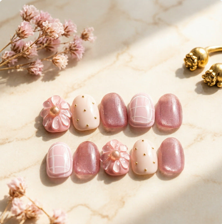 Kunstnägel mit Floralen Designs Karnz