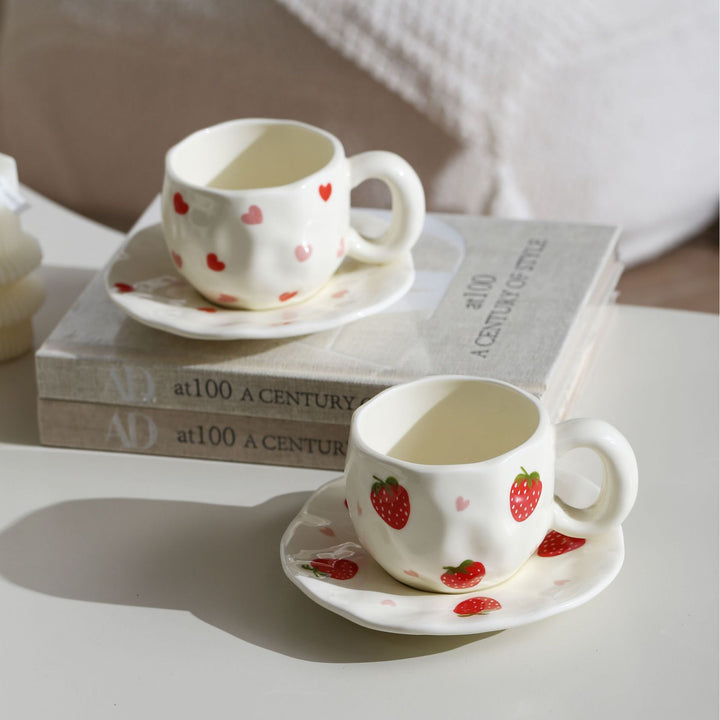 Keramik-Tasse mit handbemaltem Tulpenmuster und organischer Form