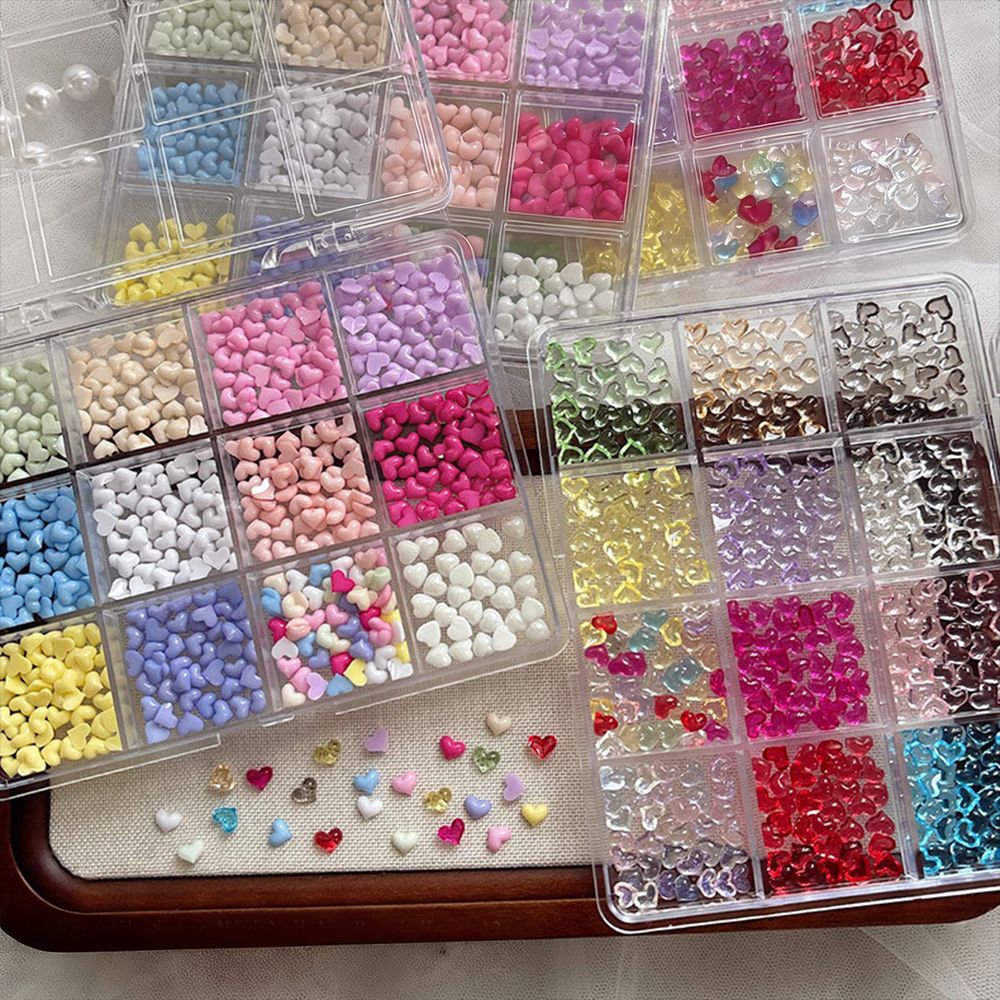 Dekorative herzförmige Nagelkunst-Juwelen