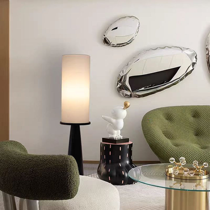 Moderner minimalistischer Stehlampe mit integriertem Beistelltisch