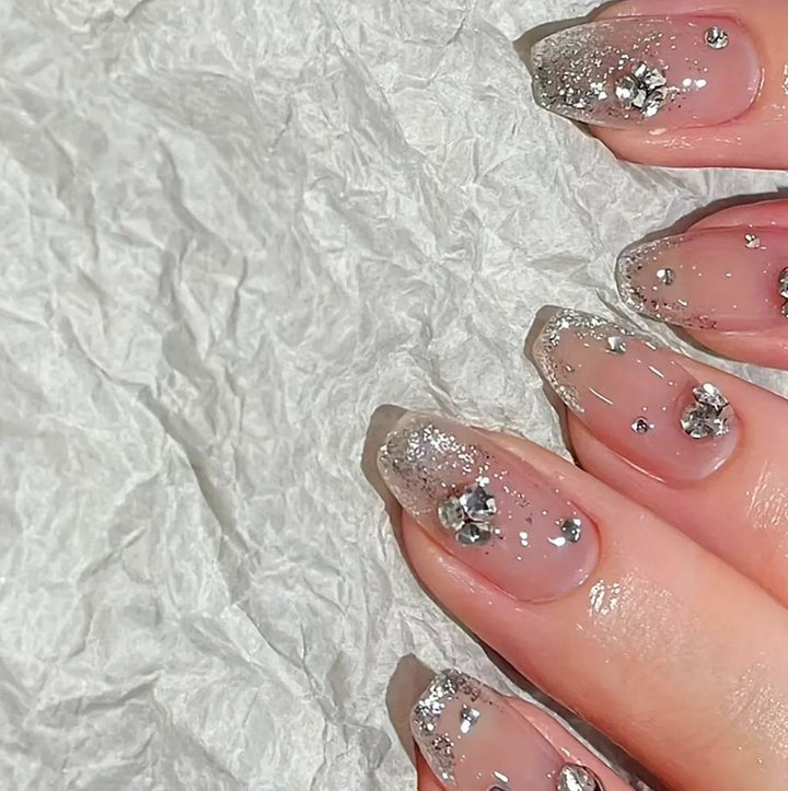 Kunstnagelset mit extravaganten Glitzer- und Kristallverzierungen Karnz