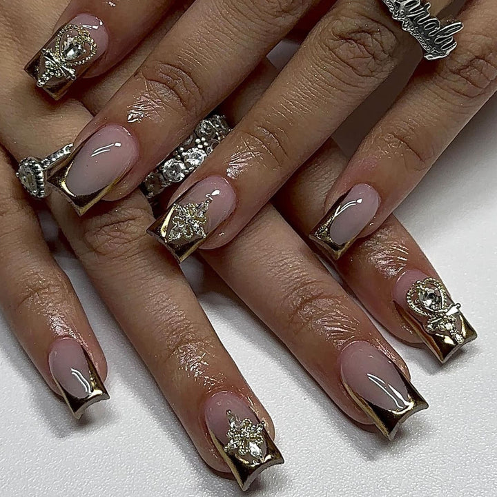 Kunstvolle Nagelverlängerungen mit Goldakzenten Karnz