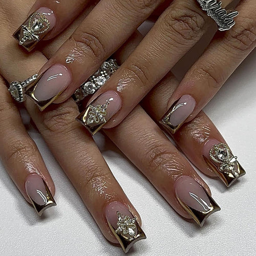 Kunstvolle Nagelverlängerungen mit Goldakzenten Karnz