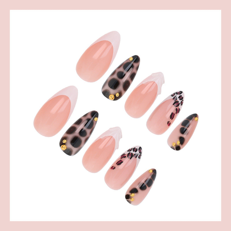 Kunstnagelset mit trendigen Leopardenmustern und eleganten Akzenten Karnz