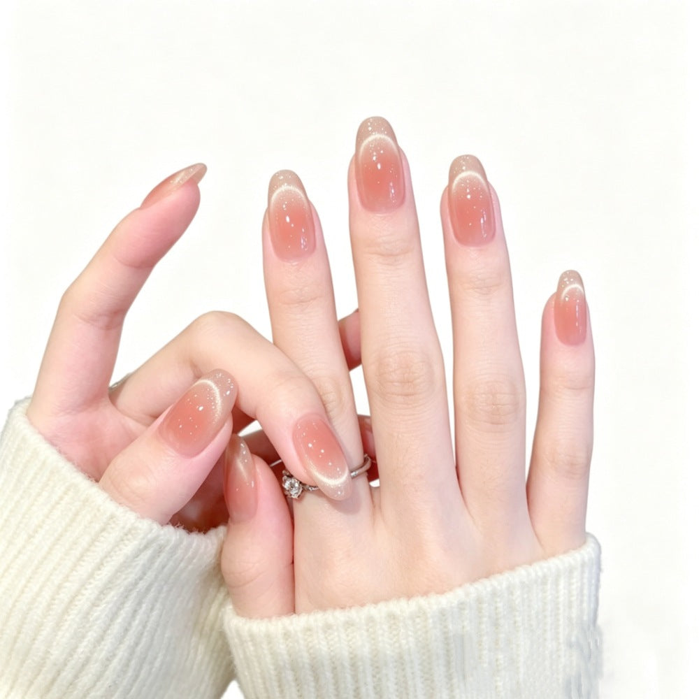 Kunstnägel mit Elegantem French-Tip Karnz