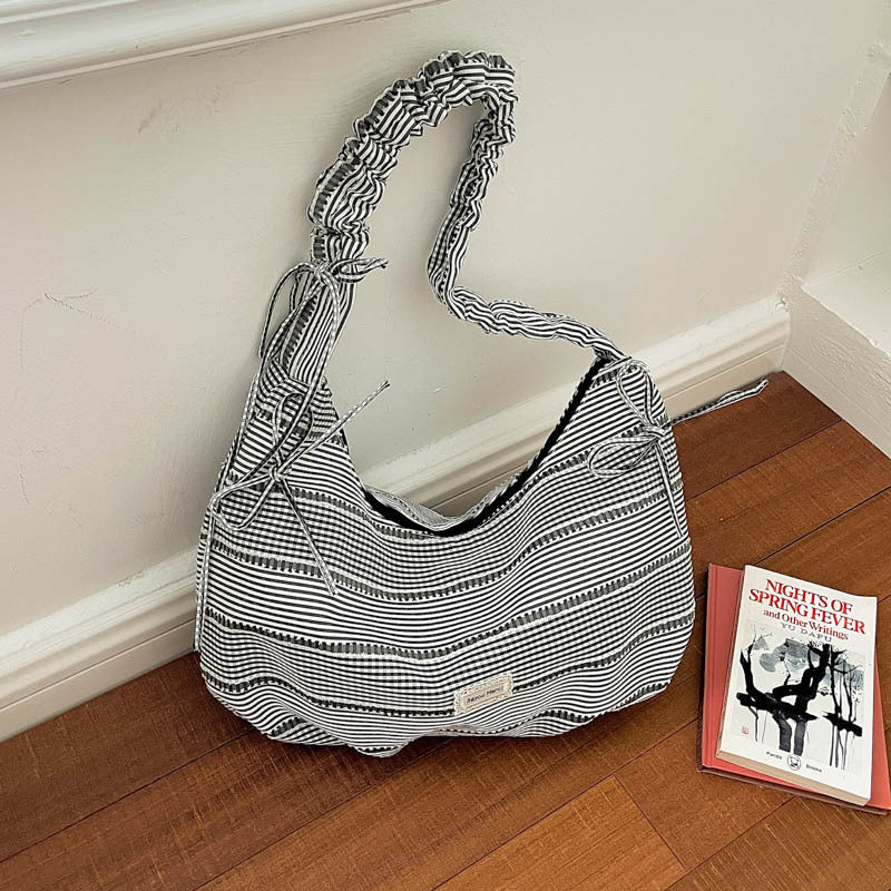 Rüschgestreifte Schultertasche