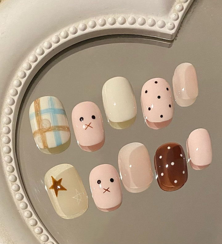 Künstlerisches Press-On Nagelkunstset mit verspielten Designs