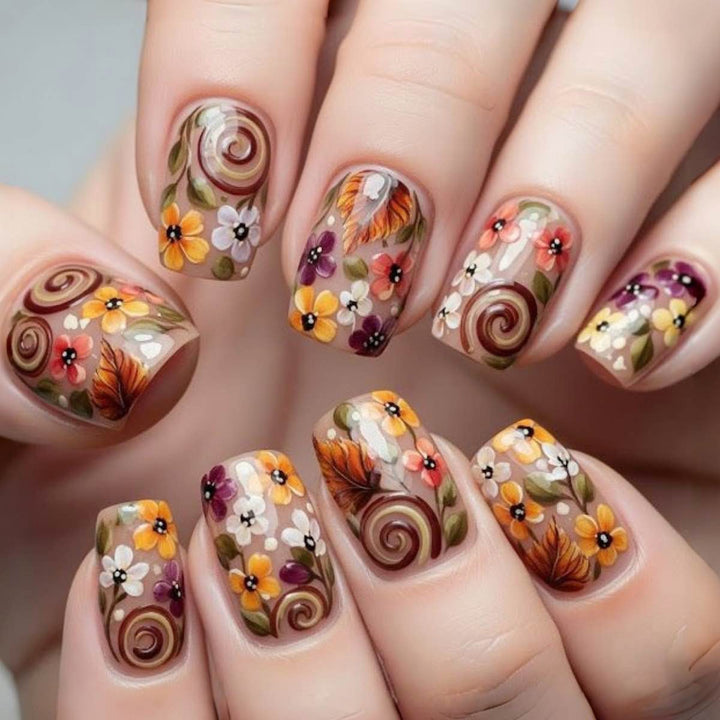 Kunstnagelset mit auffälligen floralen Verzierungen Karnz