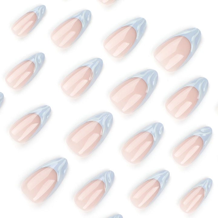Elegante Nagelverlängerungen mit kreativem Wellendesign Karnz