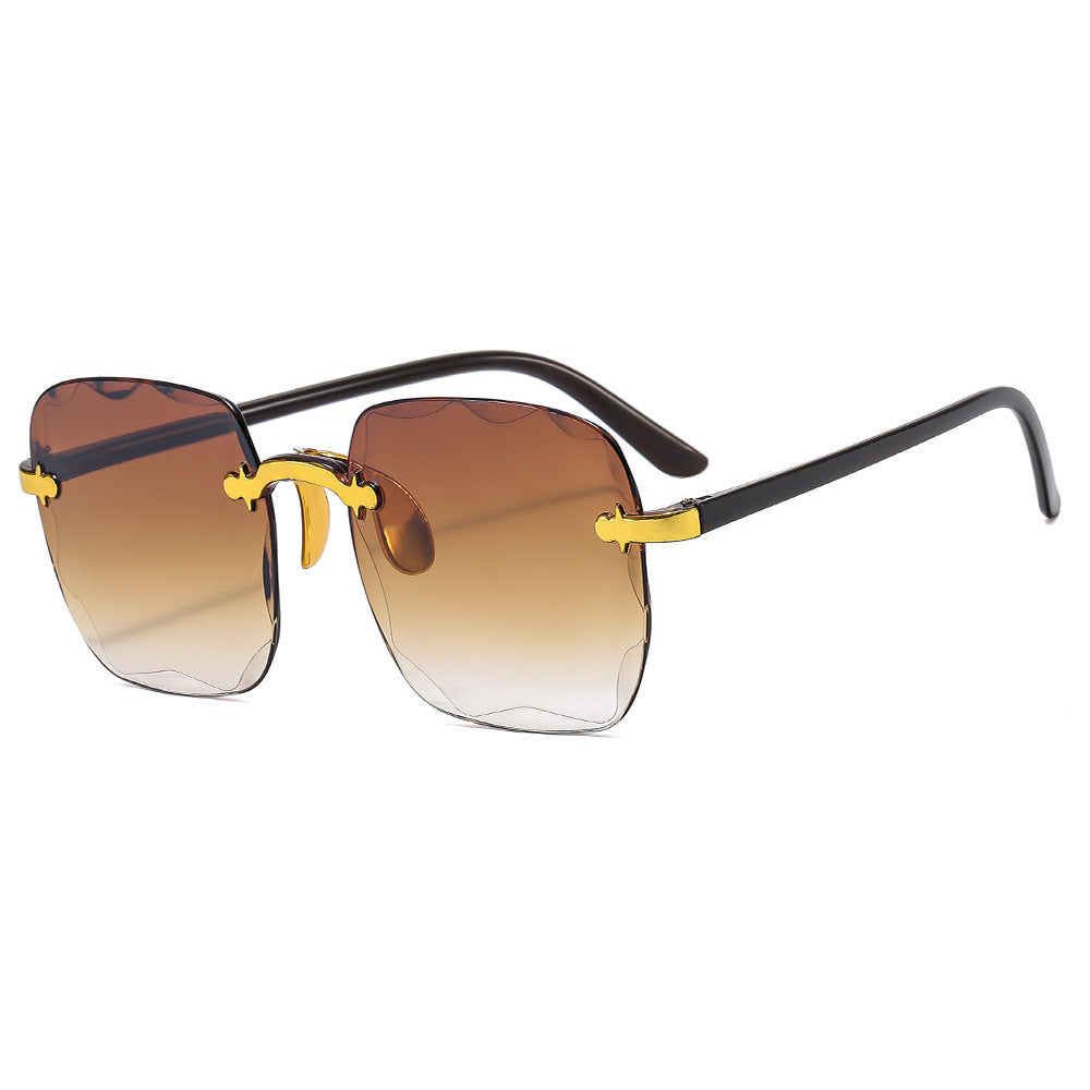Damen oversized Sonnenbrille mit einzigartigen Designelementen Karnz