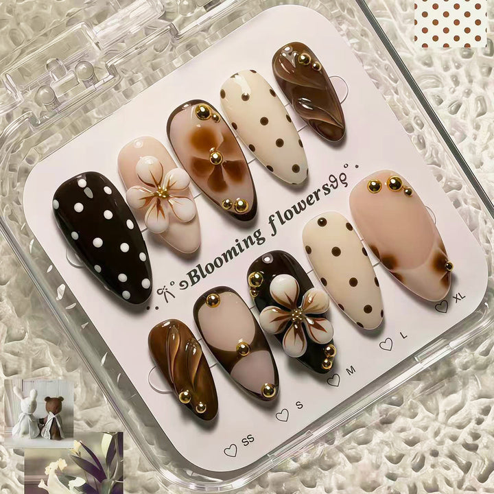 Dekorative Press-On Nagelkunstset mit floralen und geometrischen Designs