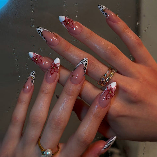 Kunstnagelset mit eleganten Schleifen- und Blütenverzierungen Karnz