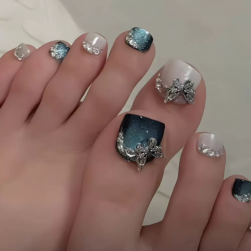 Kunstnagelset mit eleganten 3D-Verzierungen und Glitzer Akzenten Karnz