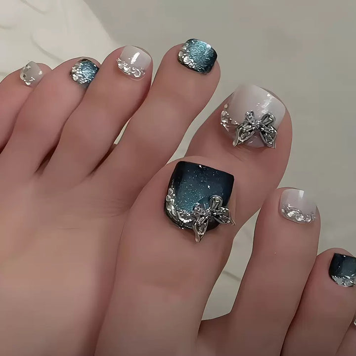 Kunstnagelset mit eleganten 3D-Verzierungen und Glitzer Akzenten Karnz
