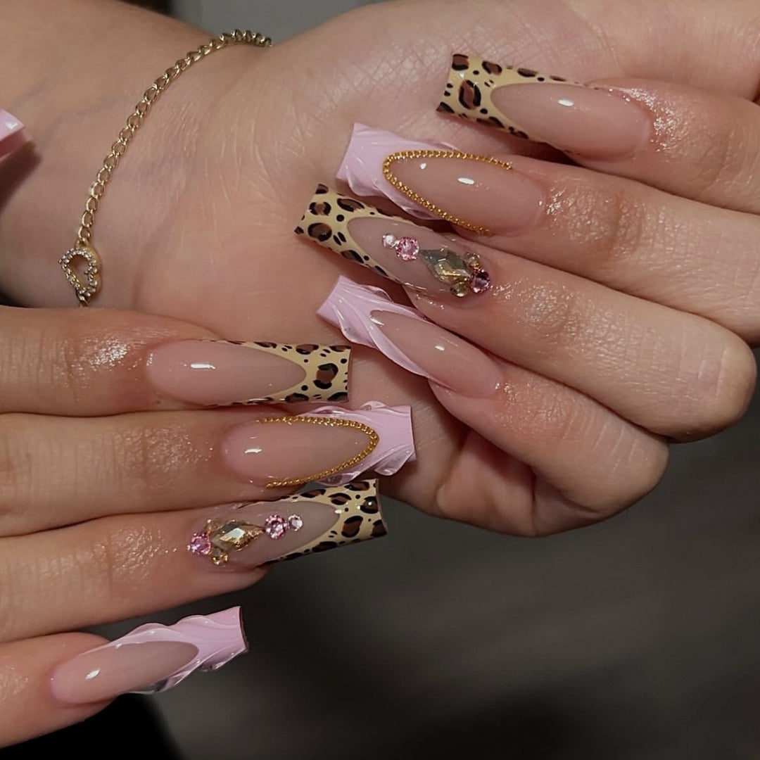 Elegante Stiletto Nagelkunstverlängerungen mit Leopardenmuster Karnz