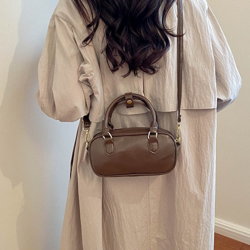 Vintage-inspirierte glänzende Handtasche