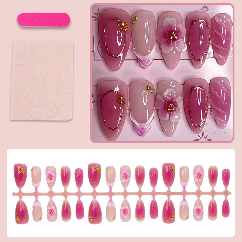 Kunstnagelset mit floralen Akzenten und luxuriösen Details Karnz