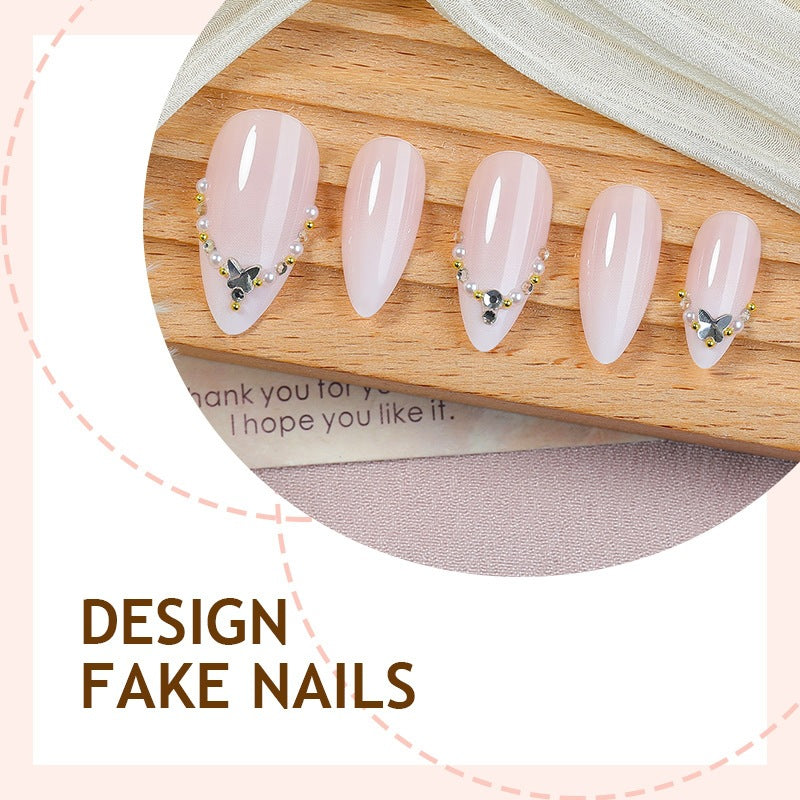 Kunstnagelset mit eleganten Strassverzierungen und glamourösen Designs Karnz