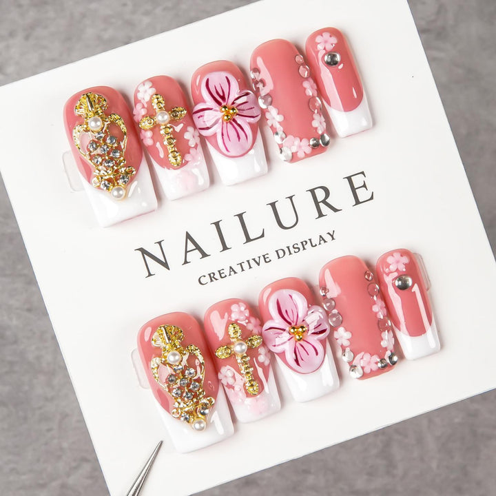 Dekoratives Press-On Nagelkunstset mit floralen Akzenten