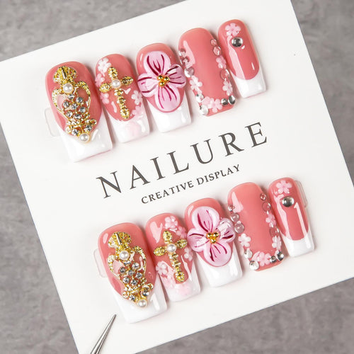 Dekoratives Press-On Nagelkunstset mit floralen Akzenten