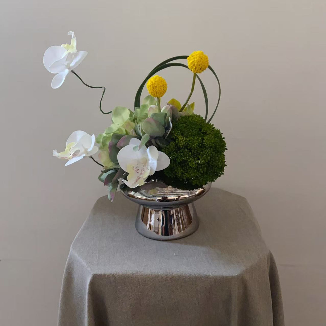 Elegante falsche Blumenanordnung