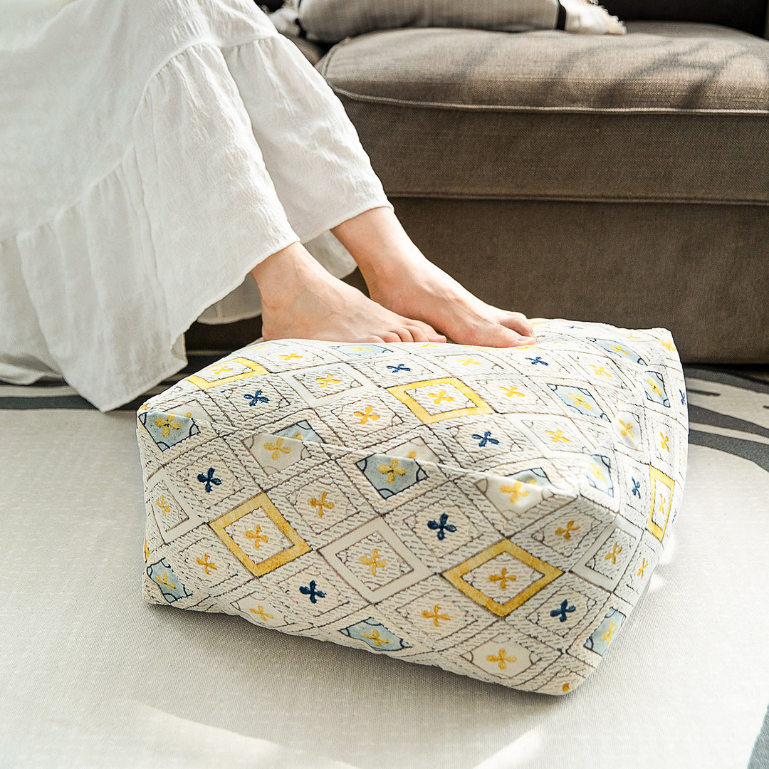 Sitzpouf aus gewebtem Baumwollmix mit gestepptem Diamant-Relief Karnz