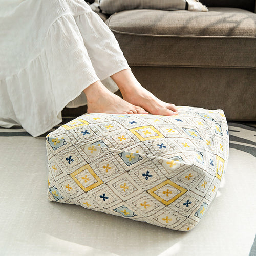 Sitzpouf aus gewebtem Baumwollmix mit gestepptem Diamant-Relief Karnz