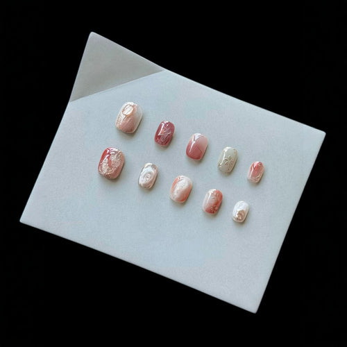 Künstlerisches Press-On Nagelset mit Marmor- und Metallic-Akzenten