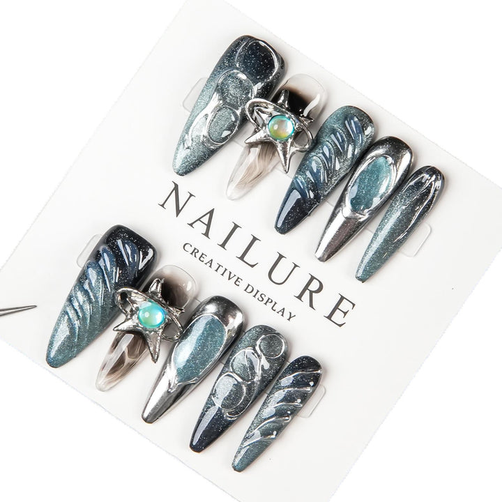Künstlerisches Stiletto Press-On Nagelset mit einzigartigen Designs