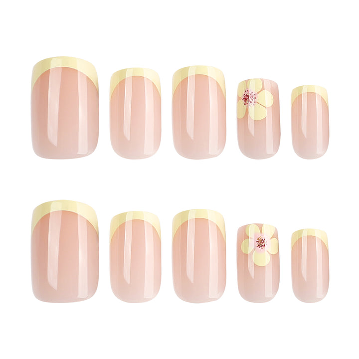Kunstvolle French-Tip Nägel mit Blumenverzierungen Karnz