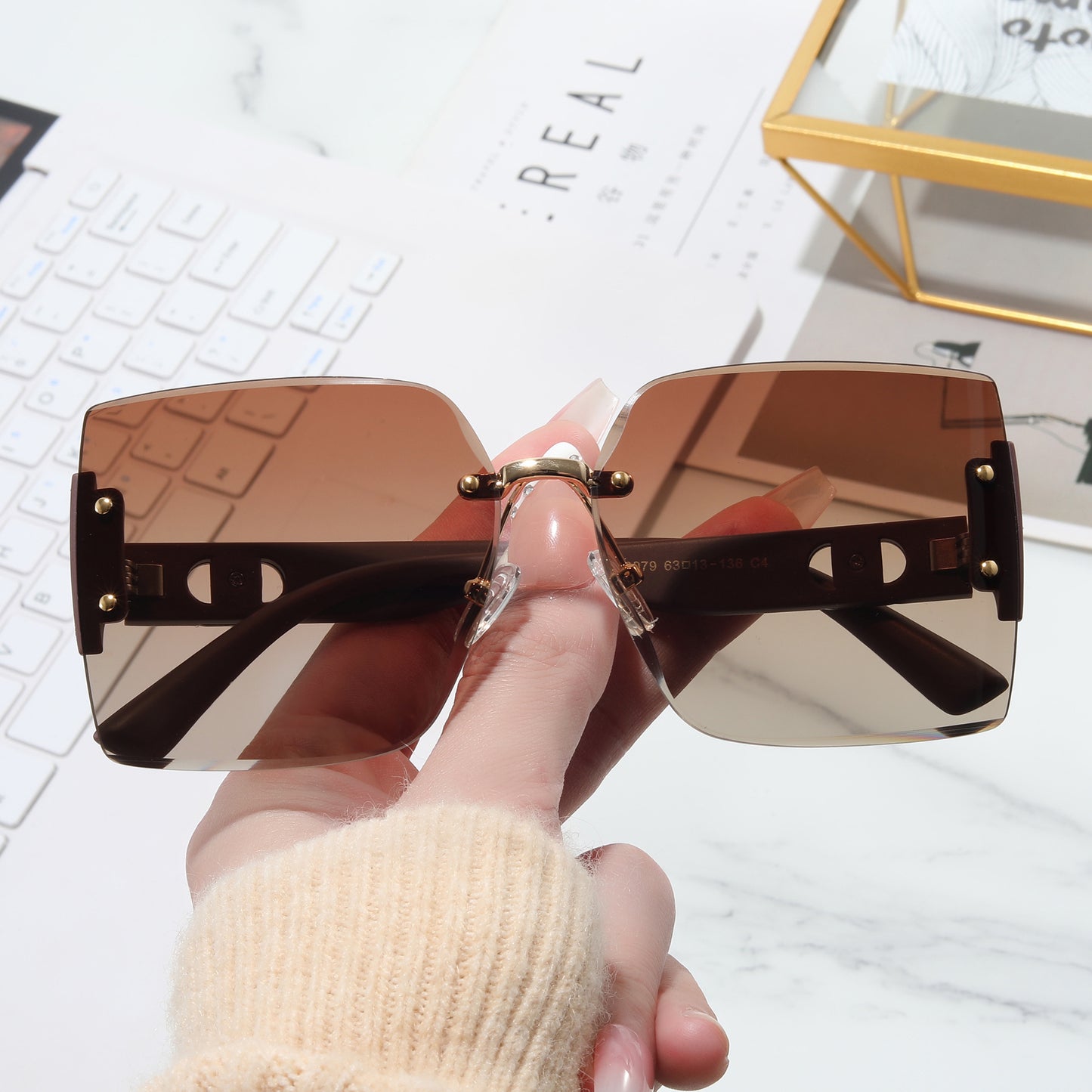 Damen Hochwertige rechteckige Sonnenbrille mit modischem Metallrahmen Karnz