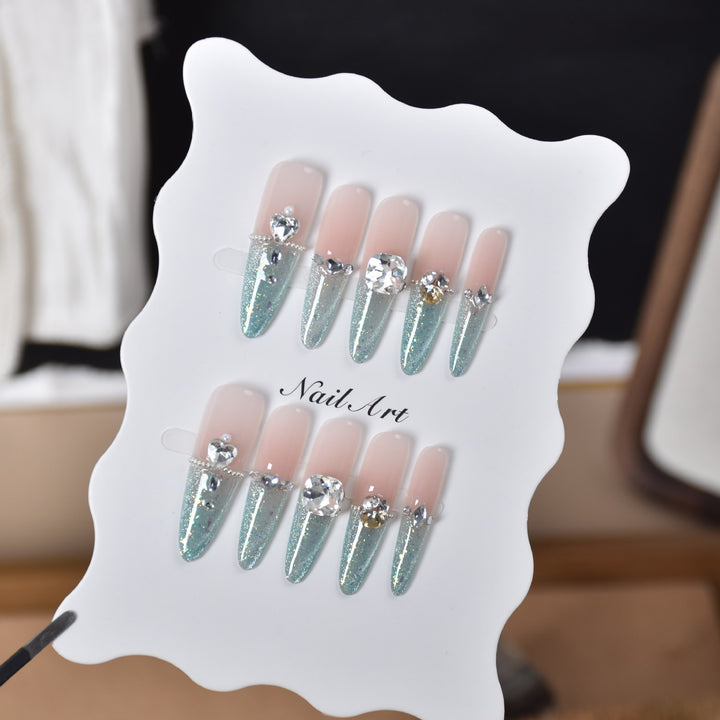 Glamouröse kristallverzierte Stiletto Press-On-Nagelerweiterungen Karnz