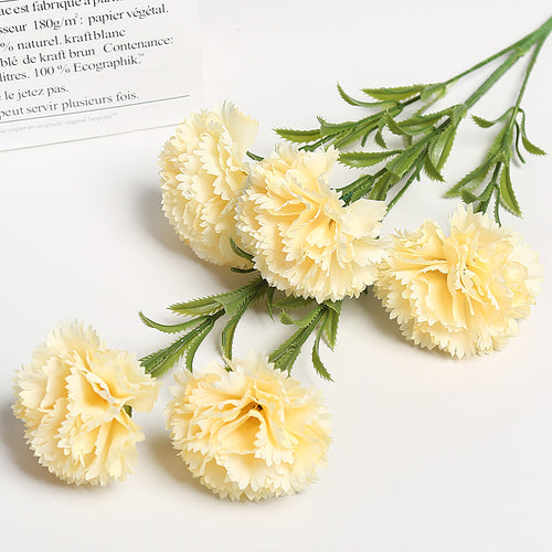 Realistischer Floralnelkenstrauß