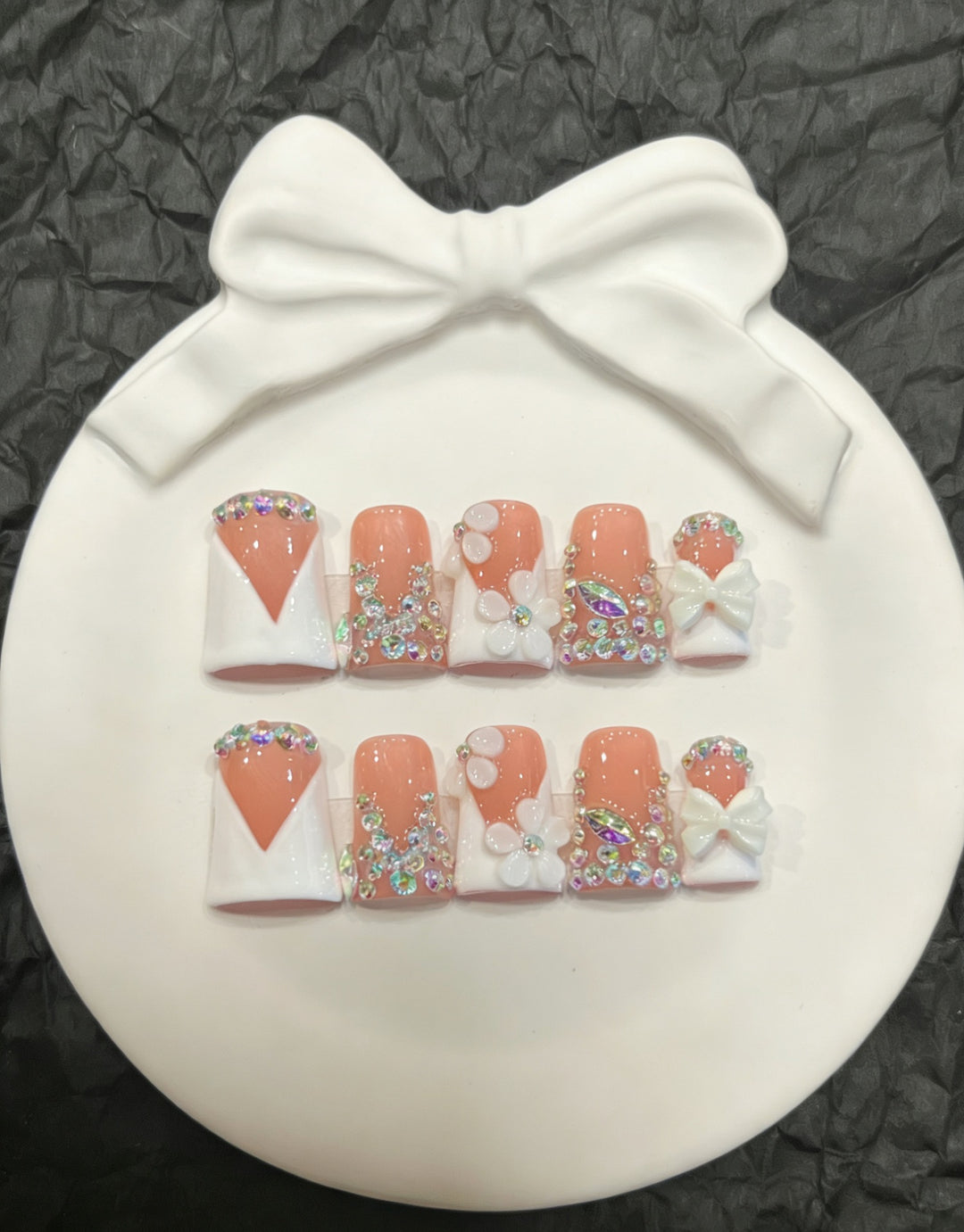 Dekoratives Press-On Nail Art Set mit floralen und Insektenakzenten