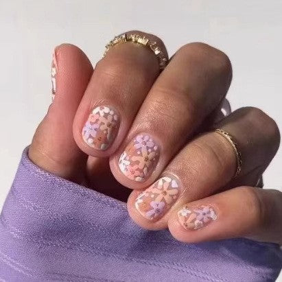 Kunstvolle Nagelset mit 3D-Blumen- und Schleifendetails Karnz