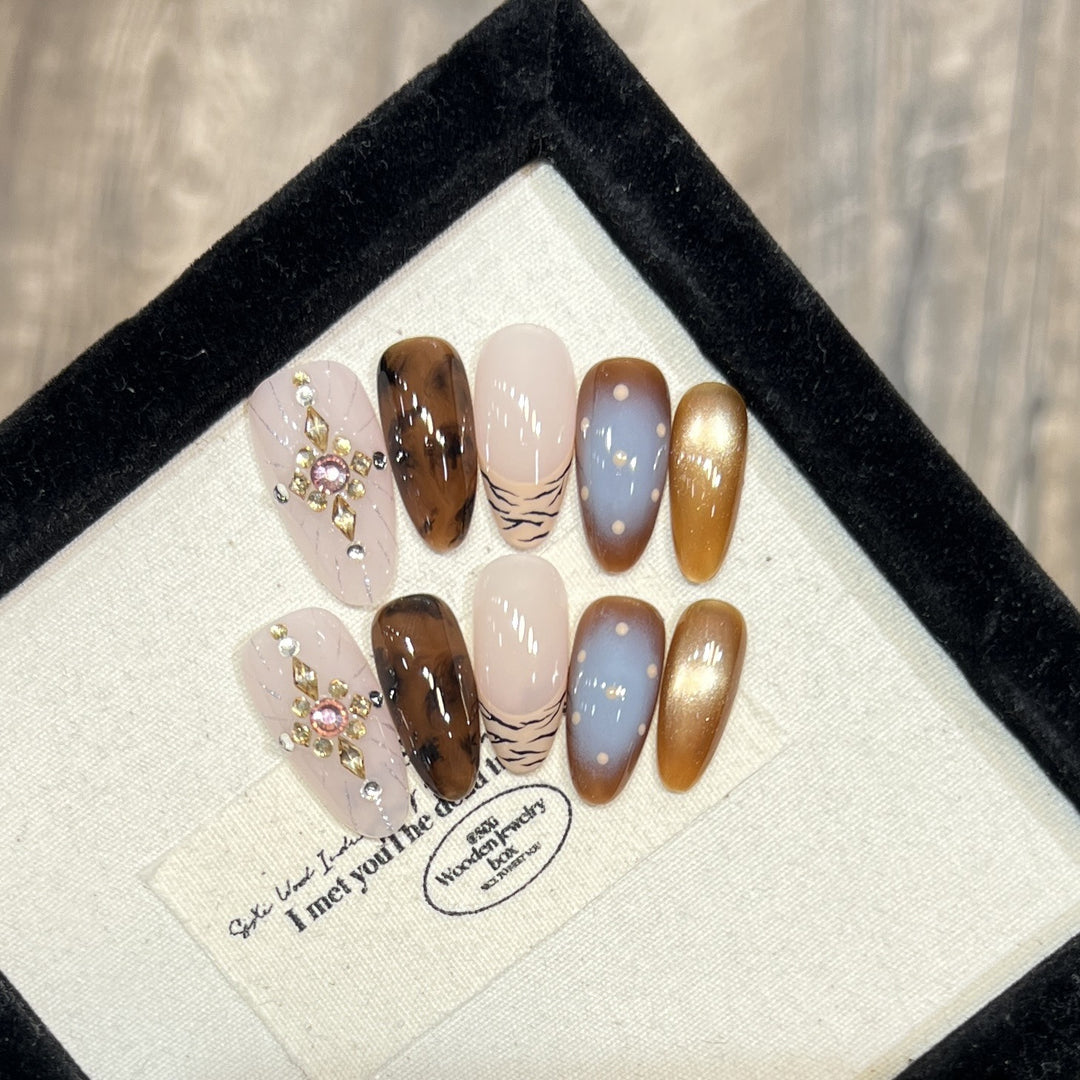 Künstlerisches Press-On-Nagelset mit Edelsteinakzenten