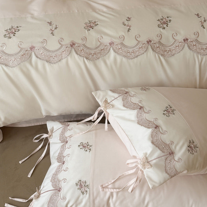 Luxuriöses besticktes Satin-Bettwäscheset mit Rüschensaum