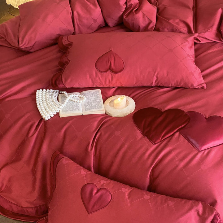 Herz-Applikation Luxus Satin Bettbezug Set mit gewelltem Rand und dekorativen Wurfkissen