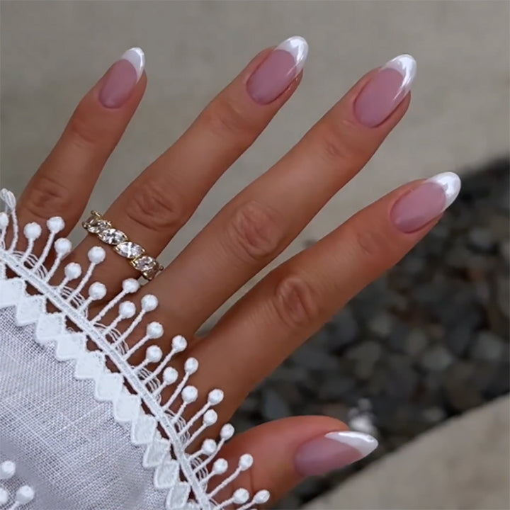 Exklusive Nagelkunst mit elegantem French-Tip Karnz