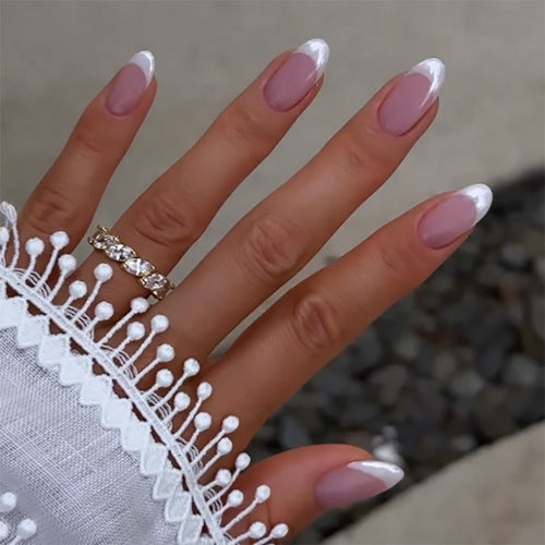 Exklusive Nagelkunst mit elegantem French-Tip Karnz