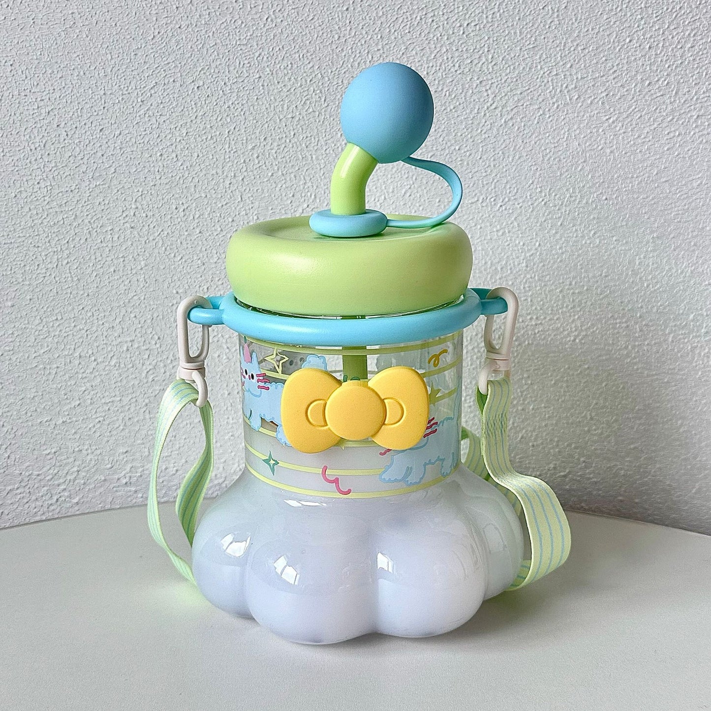 Damen Trinkflasche mit integriertem Silikontragegriff und verspieltem Design Karnz