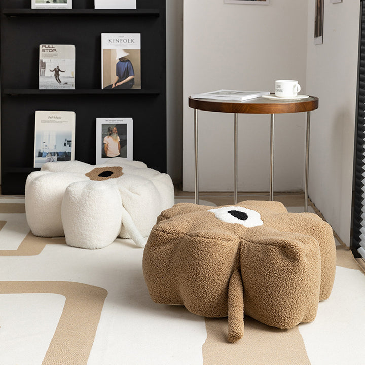 Blumenförmiger Bodensitzpouf mit Bouclé‑Bezug und segmentierter Polsterung