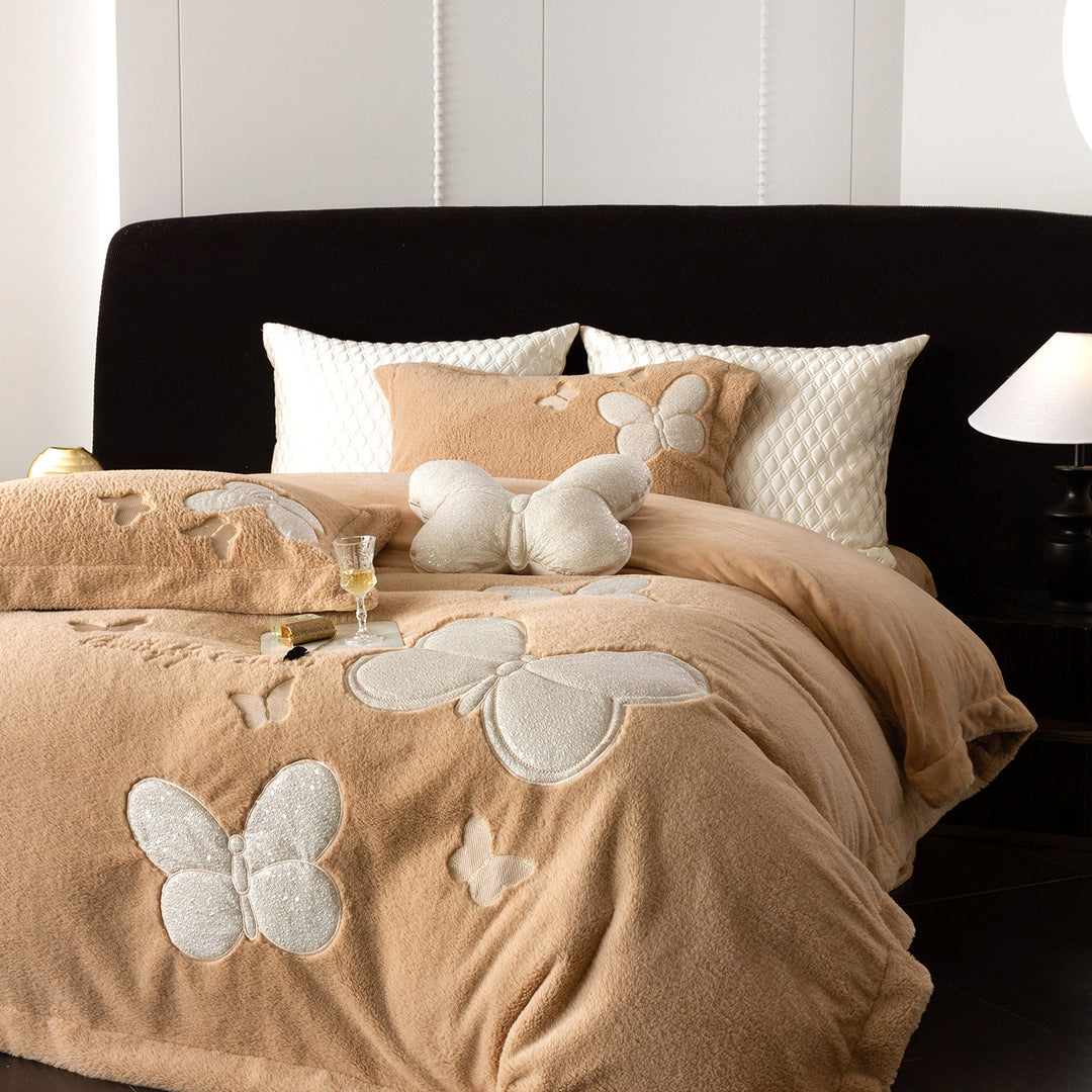 Kuschelige Bettwäsche- und Wohndecken-Garnitur mit applizierten Schmetterlingsapplikationen und samtiger Microfleece-Optik