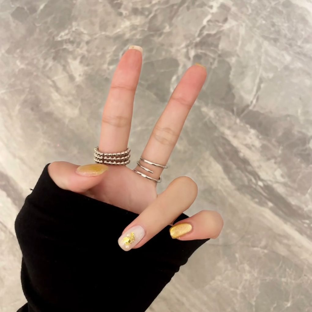 Elegantes Press-On-Nail-Art-Set mit goldenen Akzenten