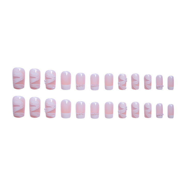 Elegantes Kunstnagelset mit stilvollem Wellenmuster und Perlenakzenten Karnz