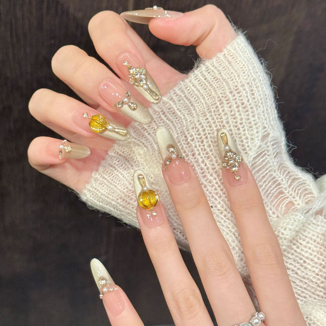Elegantes Press-On-Nagelset mit dekorativen Schmuckakzenten